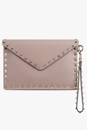 ROCKSTUD MEDIUM POUCH GRAINED | POUDRE